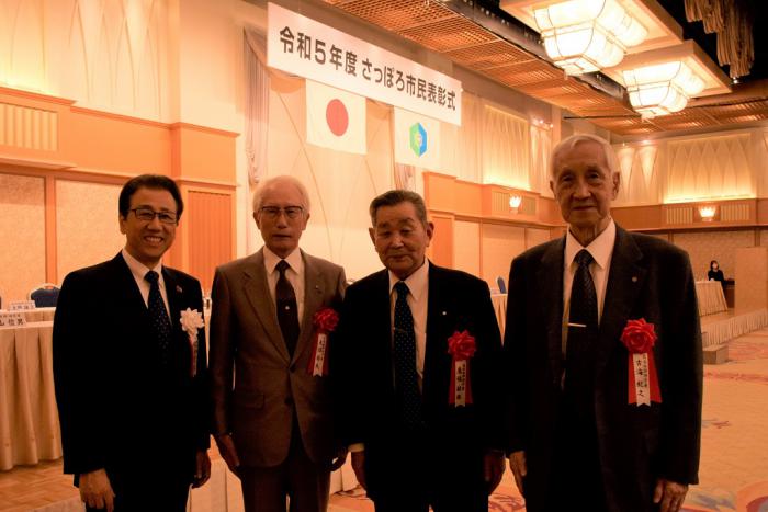 受賞者と秋元市長の記念撮影（左から、秋元市長、大沼さん、廣橋さん、古海さん）