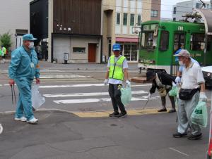 写真：市電通りの道路清掃の様子