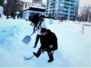 除雪活動をする静修高校の生徒