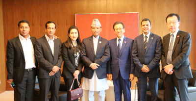駐日ネパール大使のドゥルガ・バハドゥール・スベディ特命全権大使と秋元市長の写真