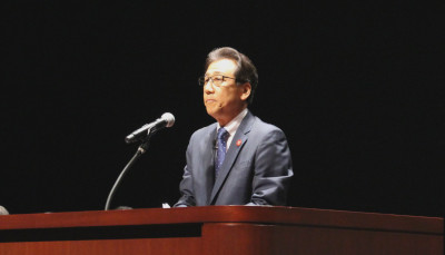 第76回札幌市民生委員児童委員大会であいさつをする秋元市長の写真