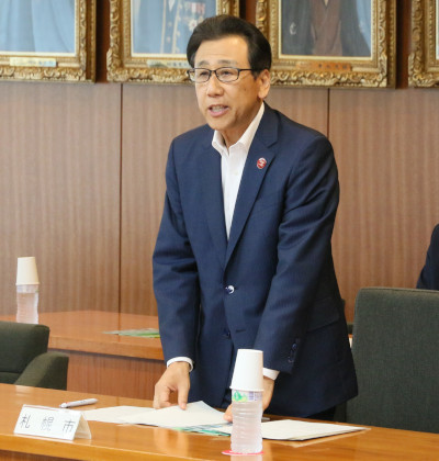 総会であいさつをする秋元市長の写真