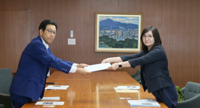 報告書の手交を受ける秋元市長の写真