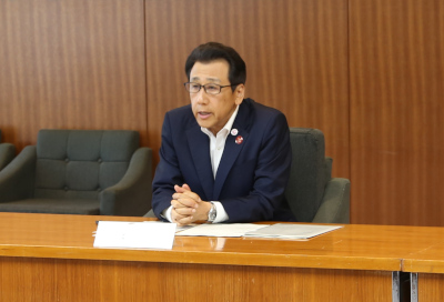札幌市ユニバーサル推進本部会議で発言する秋元市長の写真