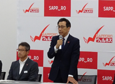 会議で発言する秋元市長の写真