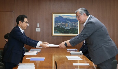 令和5年札幌市人事委員会勧告書手交式のようす