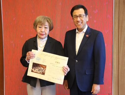 株式会社オークの酒井代表取締役と秋元市長の写真