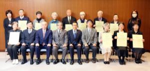 受賞者と秋元市長の集合写真