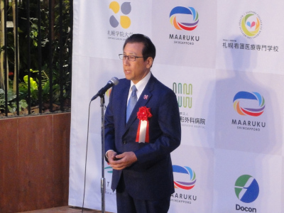 マールク新さっぽろまちびらきにおいてあいさつをする秋元市長の写真