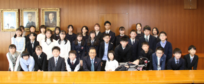 秋本市長と子ども議員の集合写真