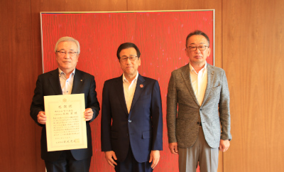 秋元市長と高橋代表取締役と松本会長の写真