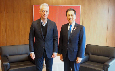 駐日米国大使と秋元市長の写真