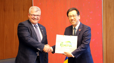駐日ルーマニア特命全権大使と秋元市長の写真