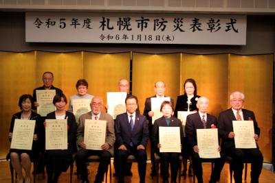 札幌市防災表彰者と秋元市長の写真