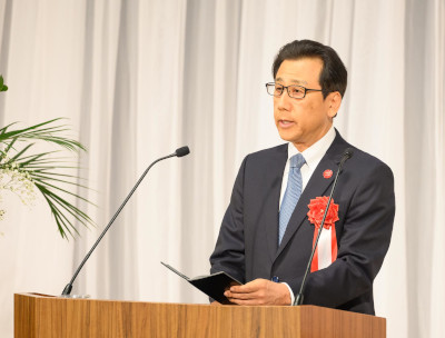 2023年度札幌市立大学卒業式・修了式であいさつをする秋元市長の写真