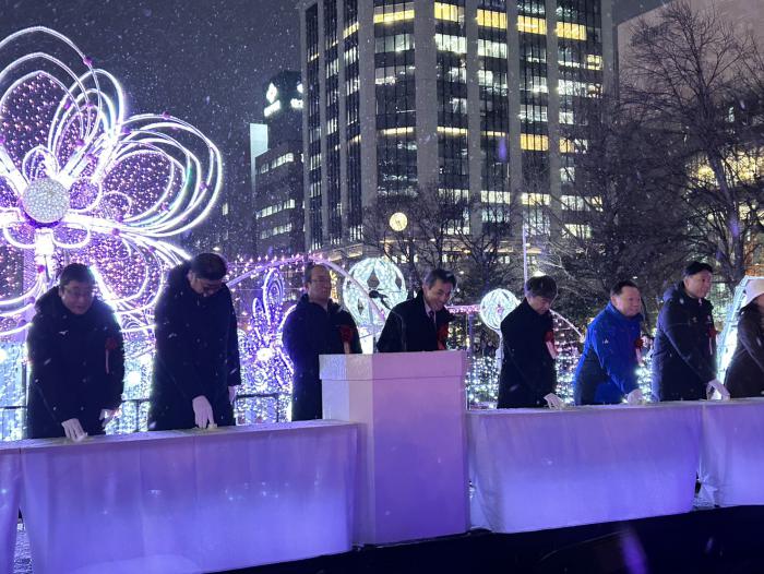 カウントダウンのスイッチを押す長内議長