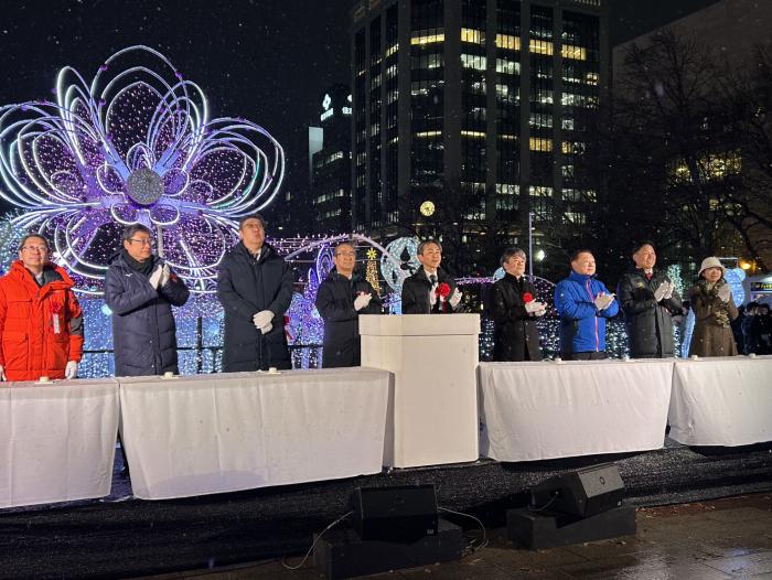 点灯セレモニーに参加する長内議長