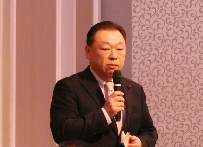 来賓としてあいさつする長内議長