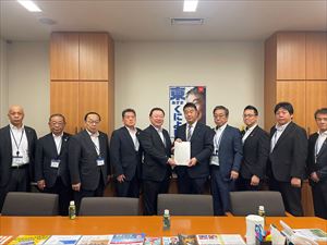 東国幹参議院議員
