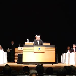 議案の提案説明を行う長内議長(写真中央)