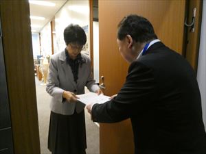 紙智子参議院議員(左)に要望書を渡す長内議長