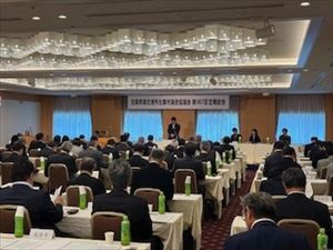 総会壇上の様子