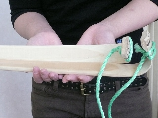 先端が鋭角に曲がったわずか幅4センチの竹の板で作られる竹スキー