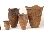 写真5発掘された縄文時代中期と後期の土器