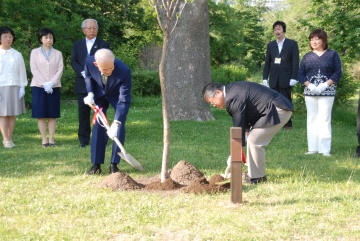 「環境首都・札幌」宣言記念植樹の様子の写真