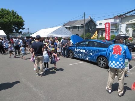 さくら町内会夏祭りでの燃料電池自動車展示の様子