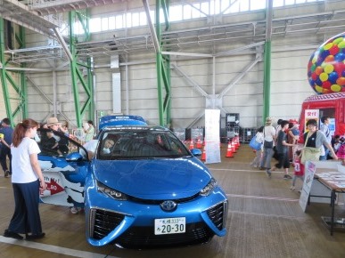 札幌丘珠空港フェスタでの燃料電池自動車の写真