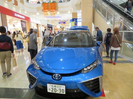 イオン札幌発寒店での燃料電池自動車の展示の様子