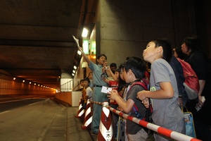 写真：見学会ツアーの様子(エルムトンネル換気所2)