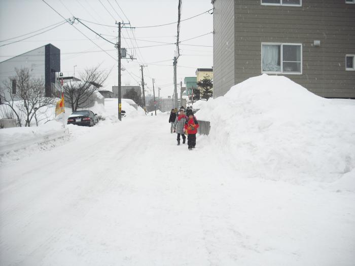 「大雪から暮らしを守る」稲穂小通学路の様子