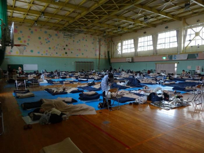 新琴似小学校の避難所に市民が避難している様子