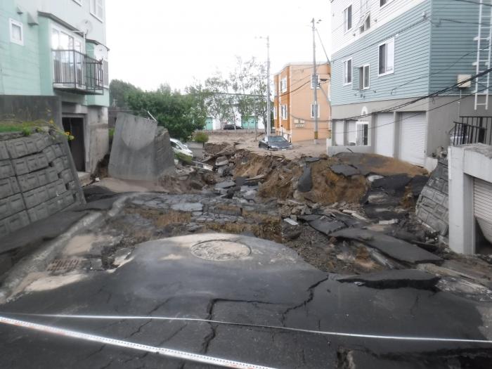 清田区里塚地区の道路陥没の復旧前の写真