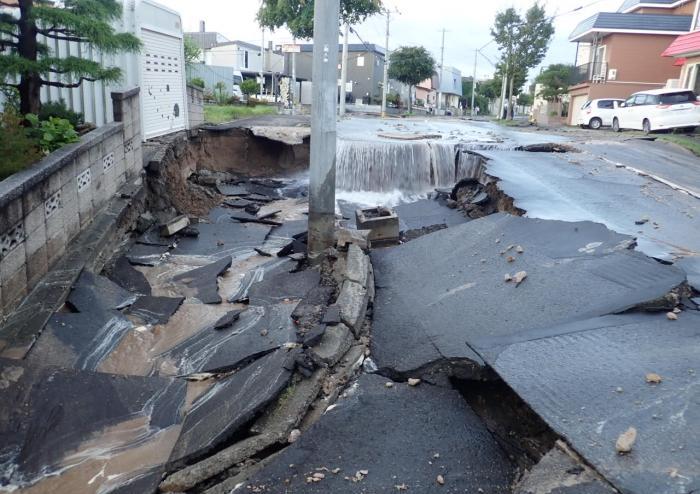 清田区里塚地区の道路陥没による水道管破裂の様子