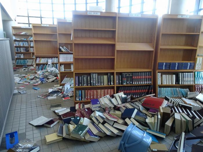 安平町公民館図書室の本が散乱している様子