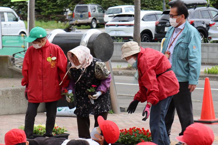 花の植え方を説明するボランティア団体