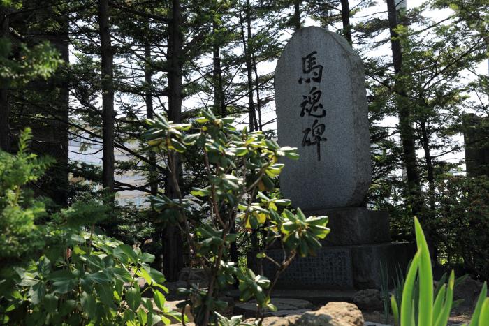 篠路神社の馬魂の碑