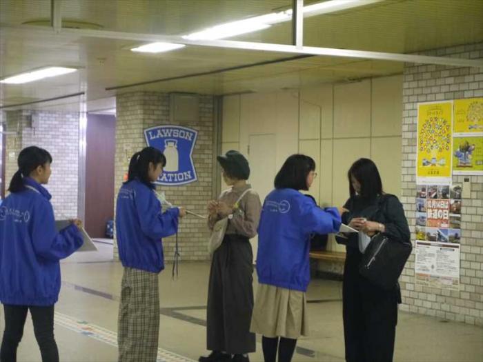 地下鉄コンコースでアンケートをとる子ども議員の写真