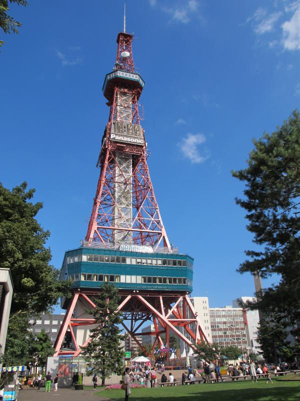 テレビ塔の写真（大通公園から望む）