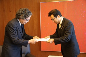 写真：秋元市長への報告書手交の様子1