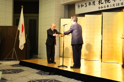 秋元市長（右）から表彰状を受け取る最上会長（左）