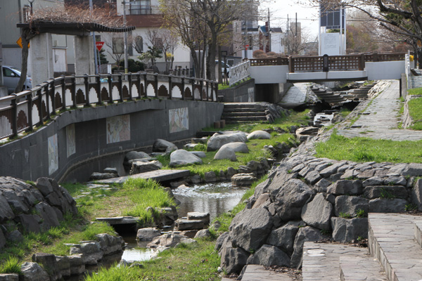 安春川（やすはるがわ）の水辺（みずべ）と散策路（さんさくろ）