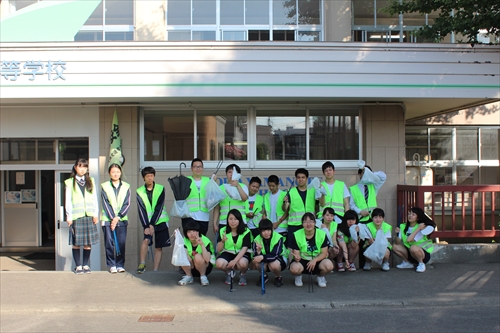 写真：札幌山の手高等学校ボランティア部がごみ拾い前に集合している様子