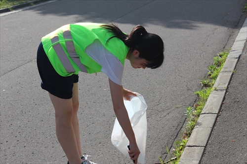 写真：札幌山の手高等学校ボランティア部がごみを拾っている様子