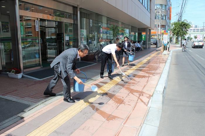 写真：株式会社北海道銀行琴似支店が水まきをしている様子