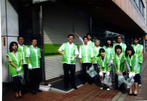 写真：株式会社北海道銀行琴似支店がごみ拾い後に集合している様子