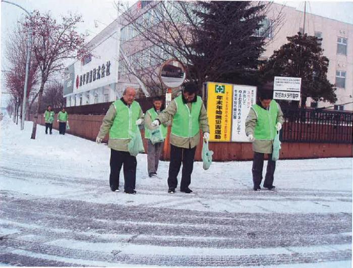 写真：世紀東急工業株式会社北海道支店がごみを探している様子